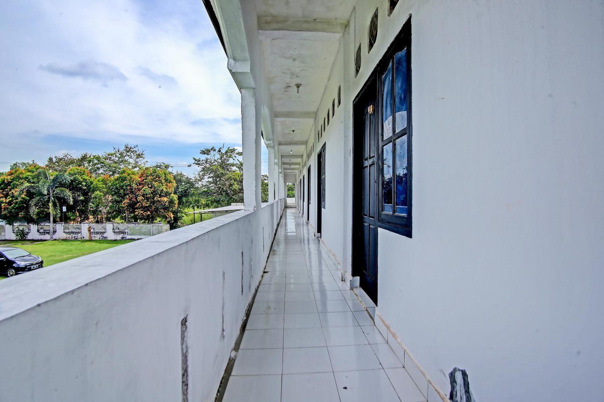 Oyo Life 91127 Wisma Sukajadi Syariah Perabumulih المظهر الخارجي الصورة