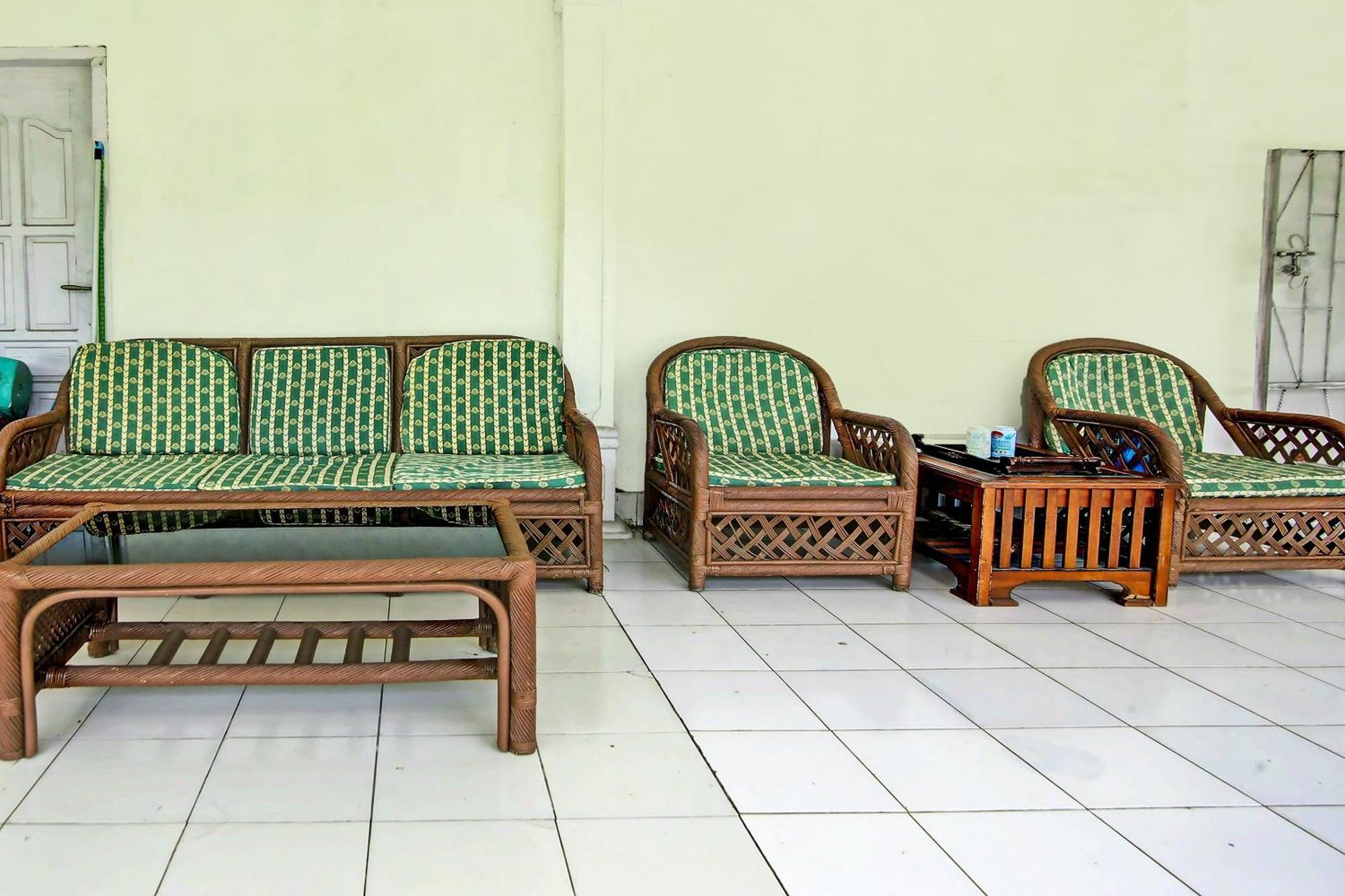 Oyo Life 91127 Wisma Sukajadi Syariah Perabumulih المظهر الخارجي الصورة