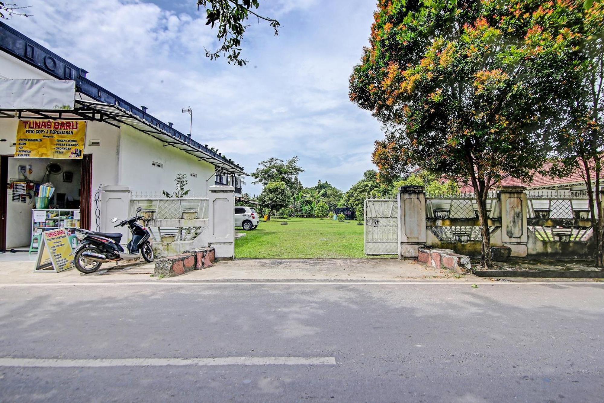 Oyo Life 91127 Wisma Sukajadi Syariah Perabumulih المظهر الخارجي الصورة